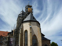 Einrüstung von St. Crescentius an der Südseite (Foto: Karl-Franz Thiede)